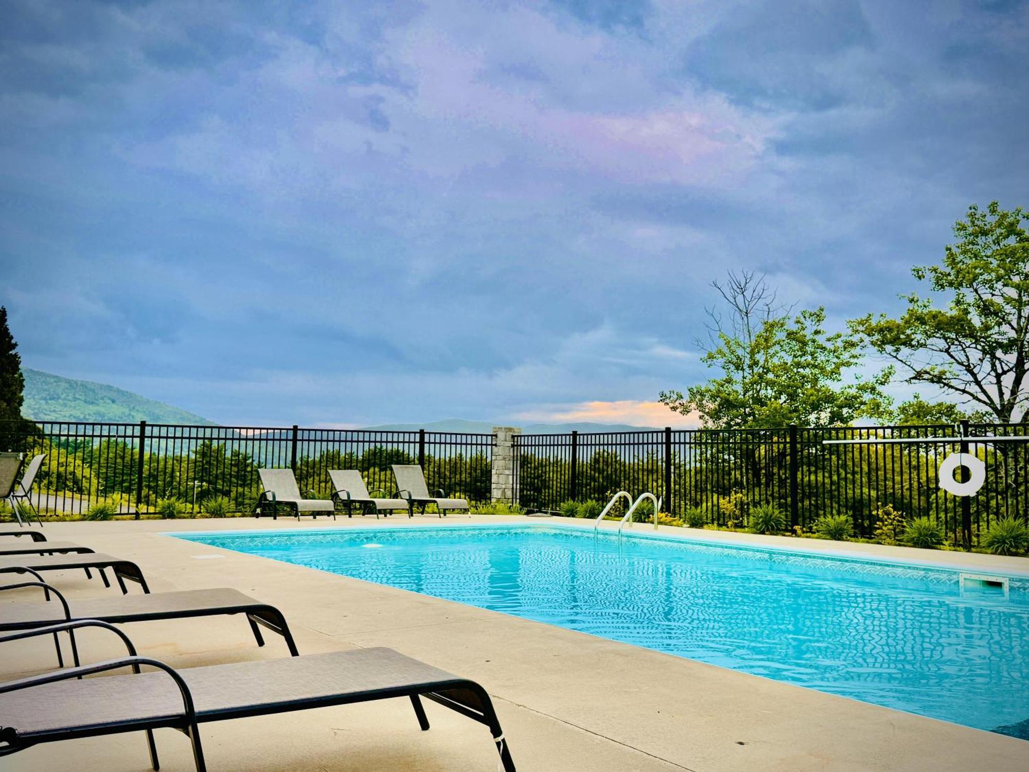 Travelodge by Wyndham Lake George NY Eksteriør billede