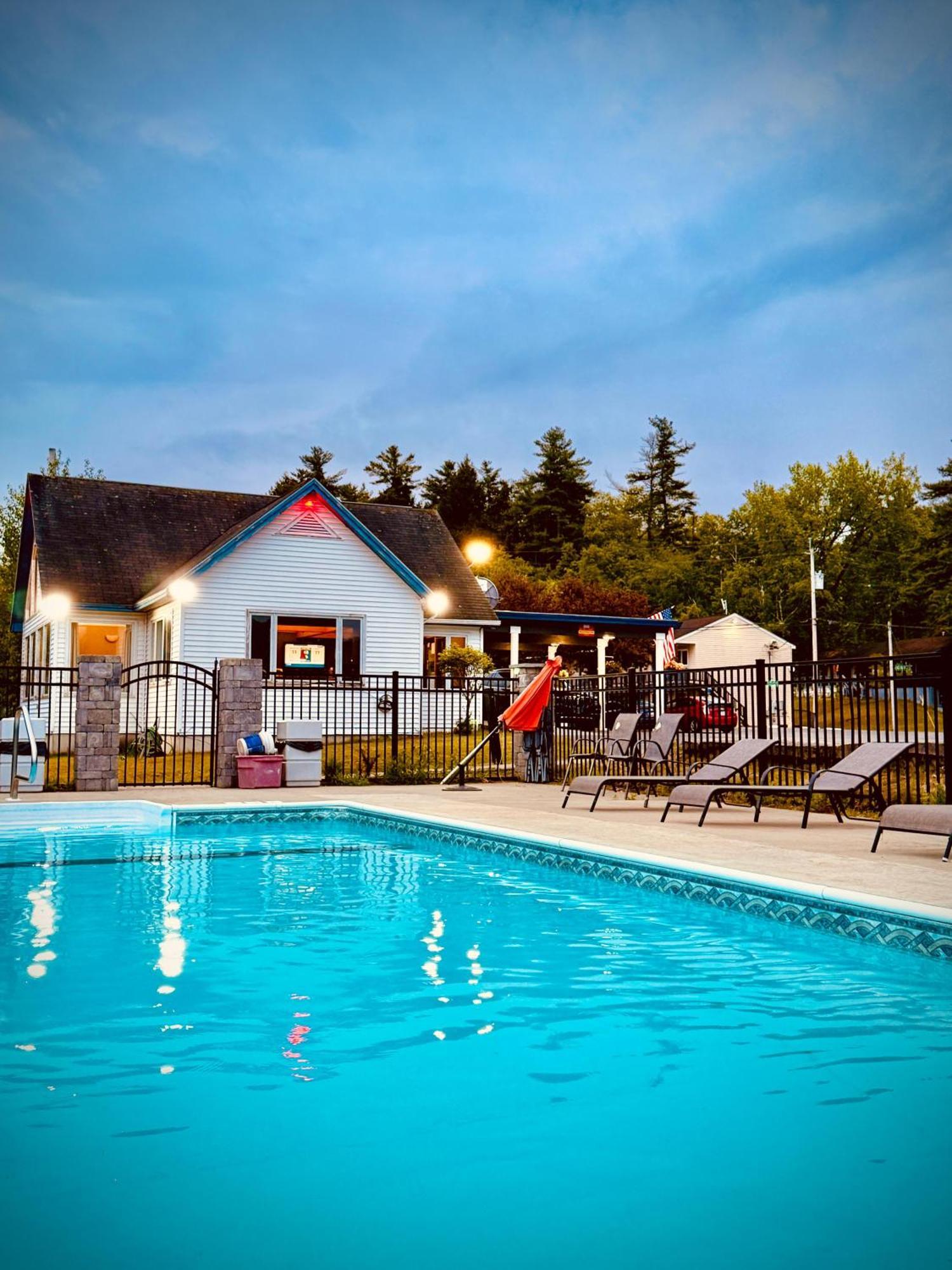 Travelodge by Wyndham Lake George NY Eksteriør billede